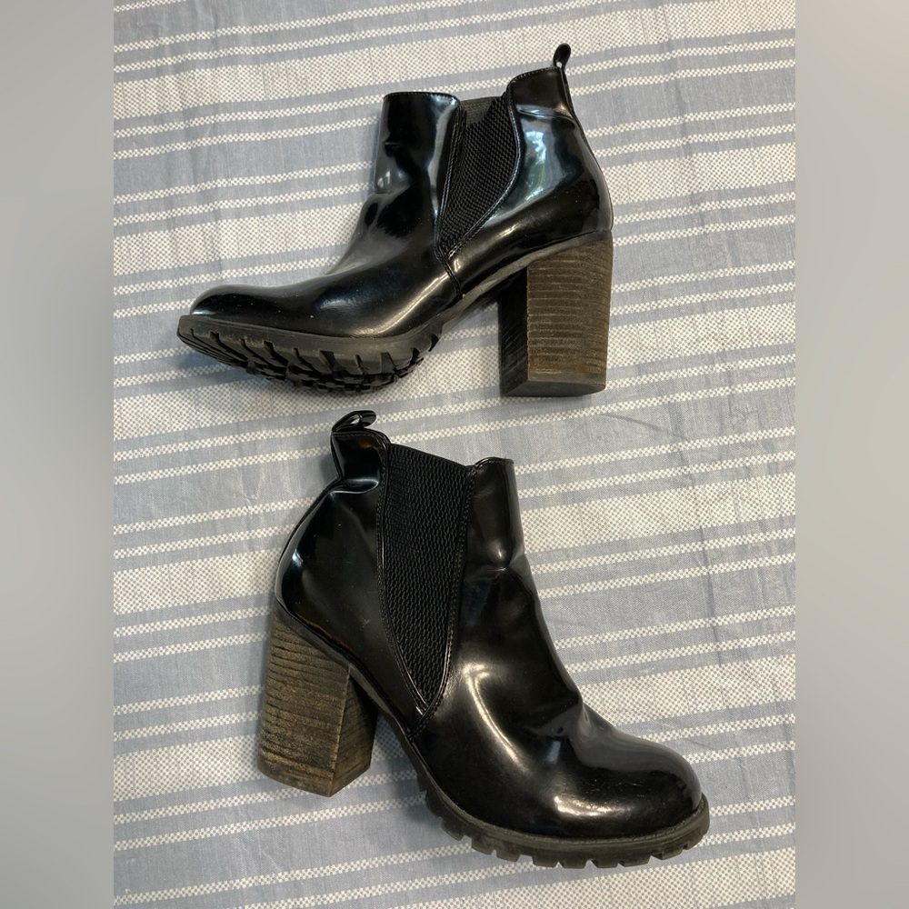Steve Madden “Lyonn” black faux patent-leather ankle boots.